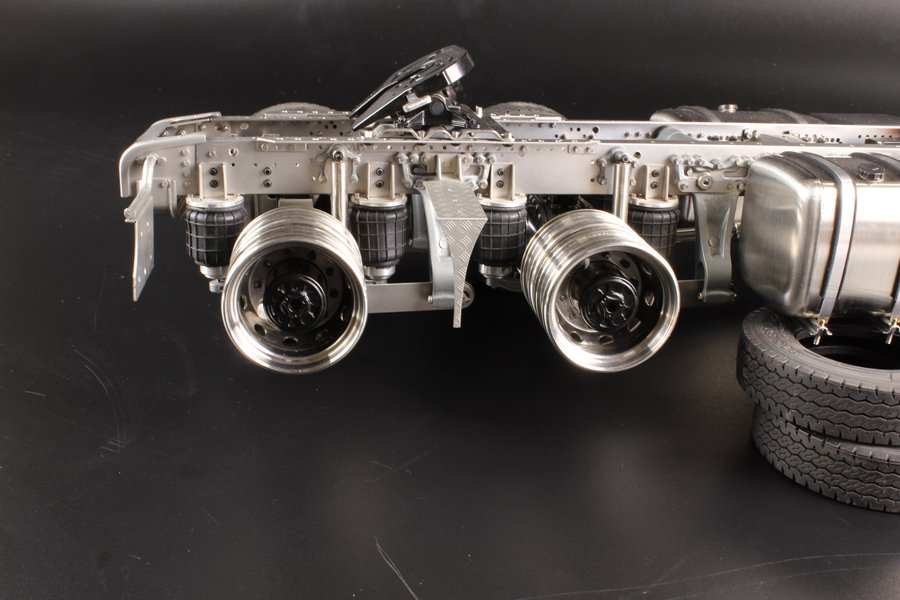 1:14 3 axle tractor chassis (rear axle lift)