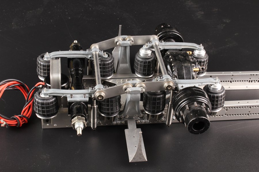 1:14 3 axle tractor chassis (rear axle lift)