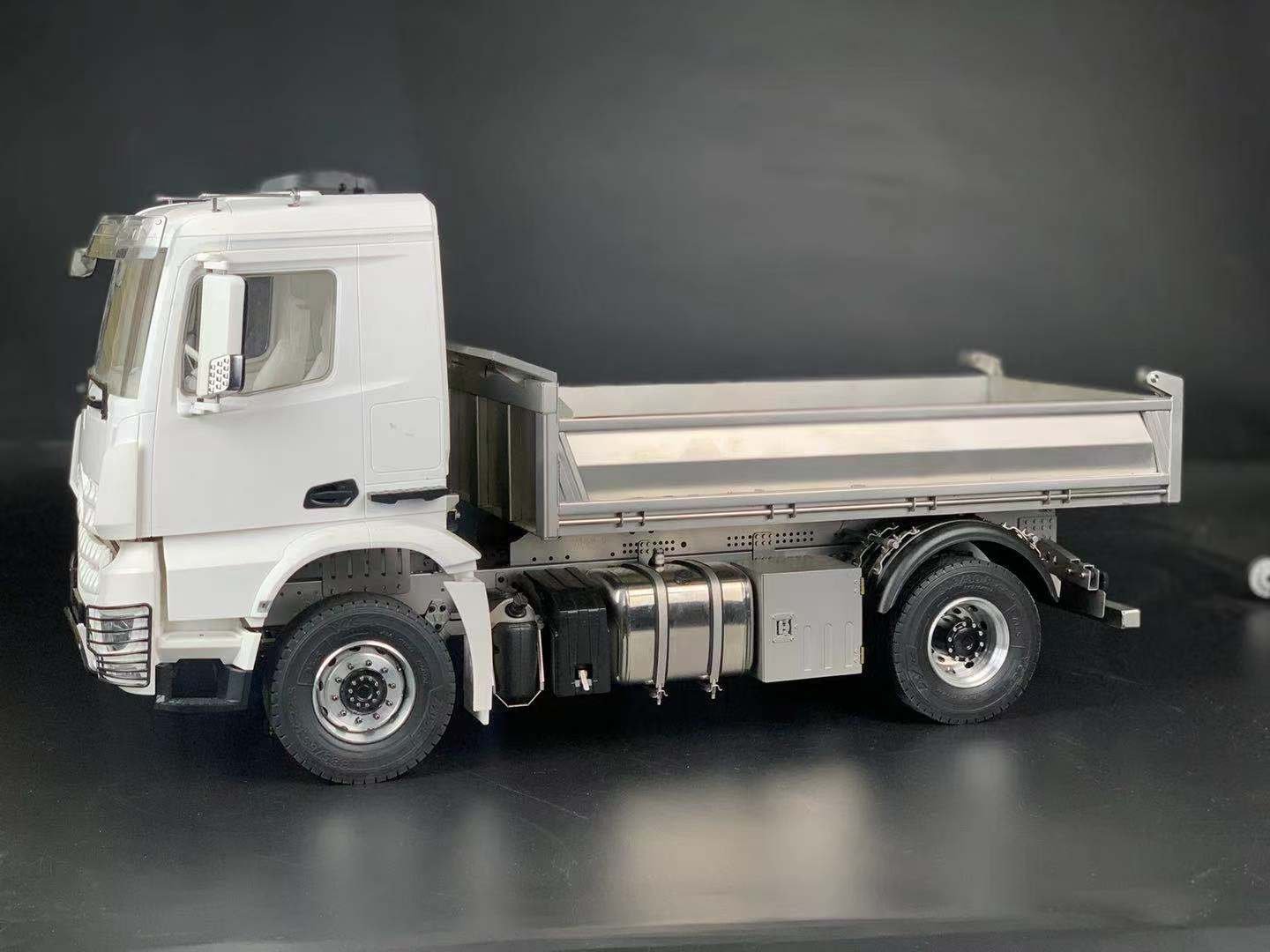 4x2 Mercedes dump truck