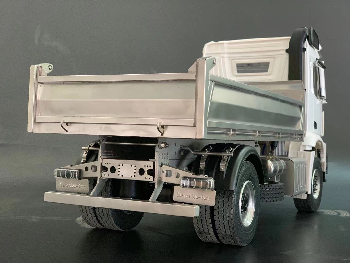4x2 Mercedes dump truck