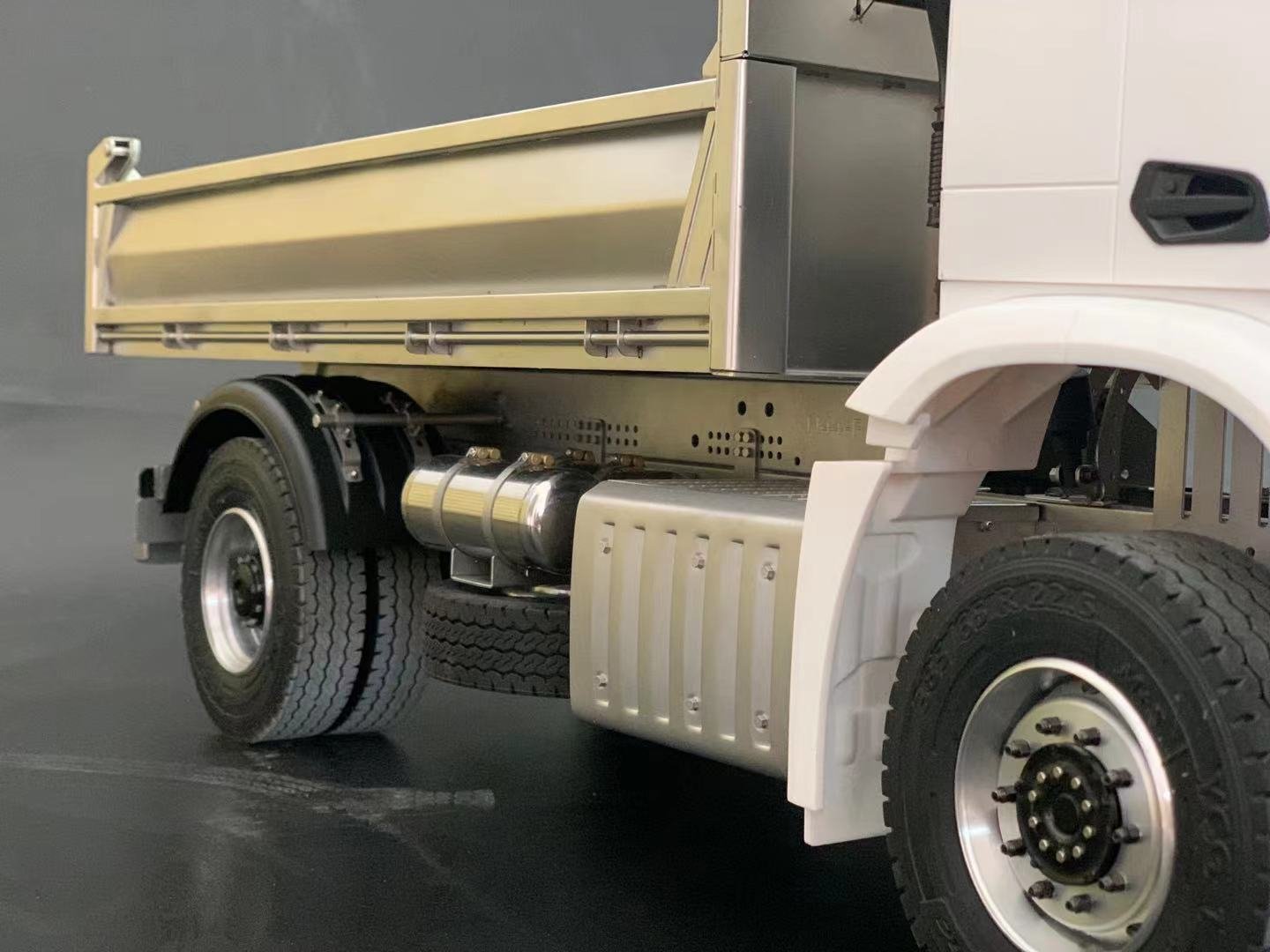 4x2 Mercedes dump truck