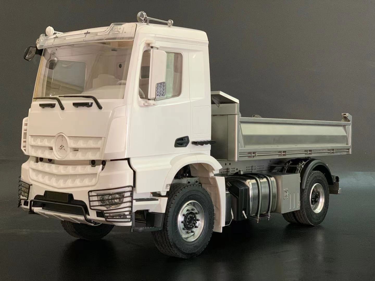 4x2 Mercedes dump truck - Image 9