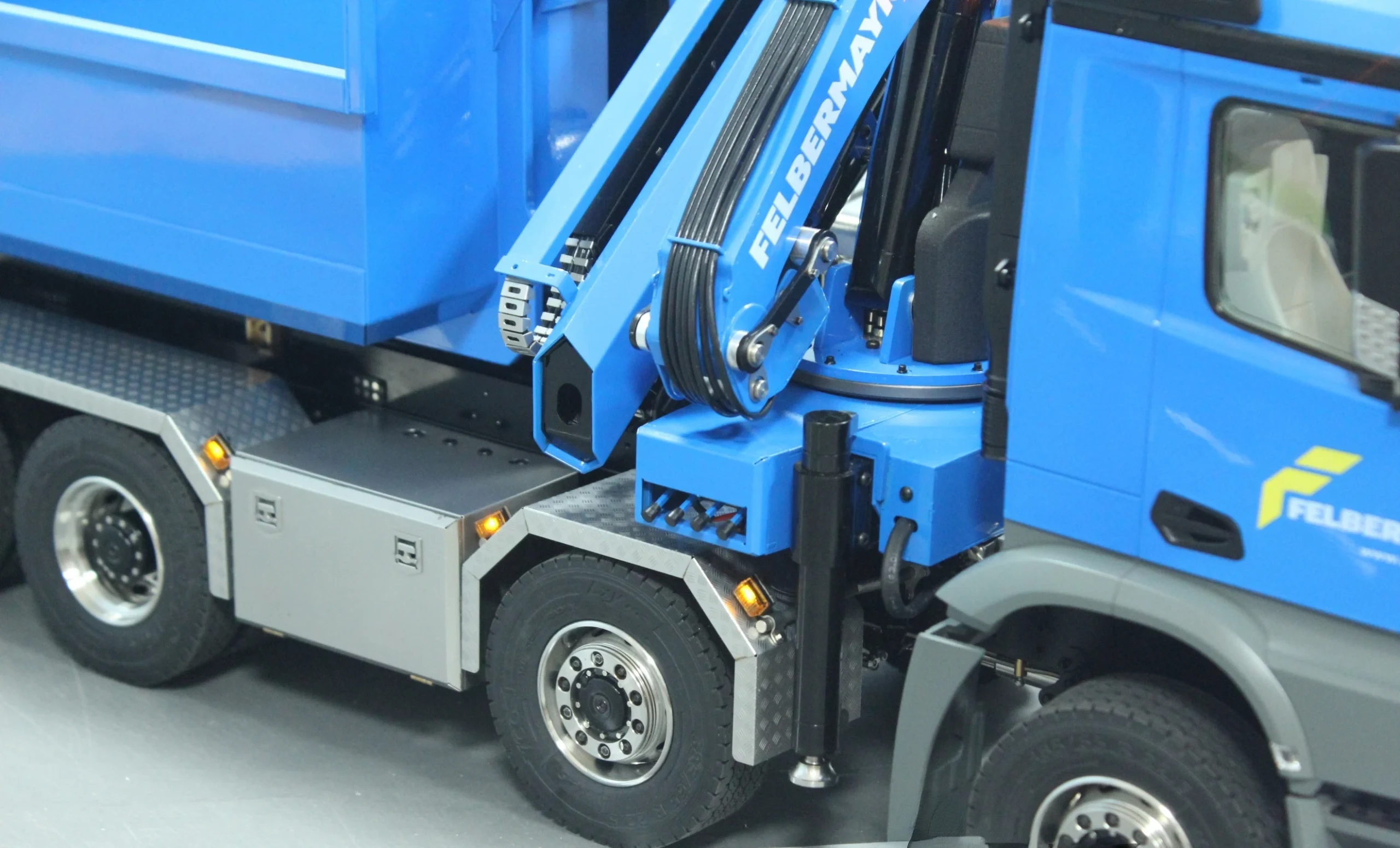 LXYRC 10x10 arocs crane loader roll on roll off